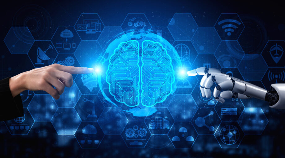 Recherche & developpement en intelligence artificielle - main humaine et main de robot pointant un cerveau d'ordinateur