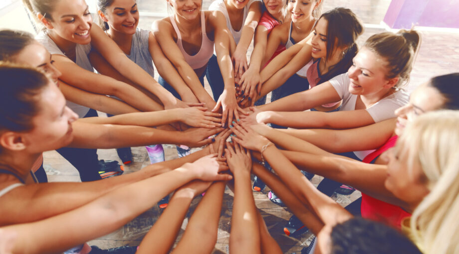 Groupe de jeunes femmes joignant leurs mains - solidarite feminine - ensemble