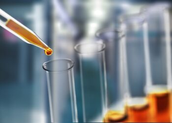 Tubes a essai - Pipette versant une goutte orange