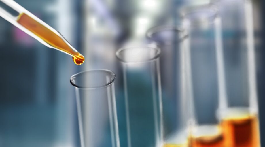 Tubes a essai - Pipette versant une goutte orange